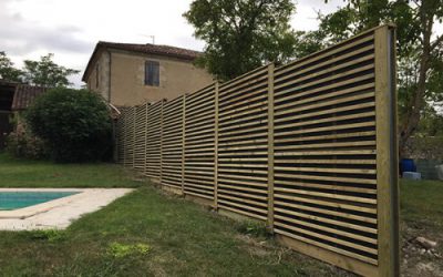 2 voisins s’entendent pour réaliser une clôture mitoyenne tout bois dans le Gers (32)