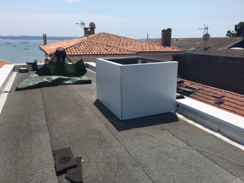 Absorber le bruit d’une climatisation sur un toit terrasse