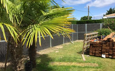 Une clôture anti bruit habillée de bois pour protéger le jardin