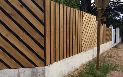 Un bardage bois original devant une clôture anti bruit efficace